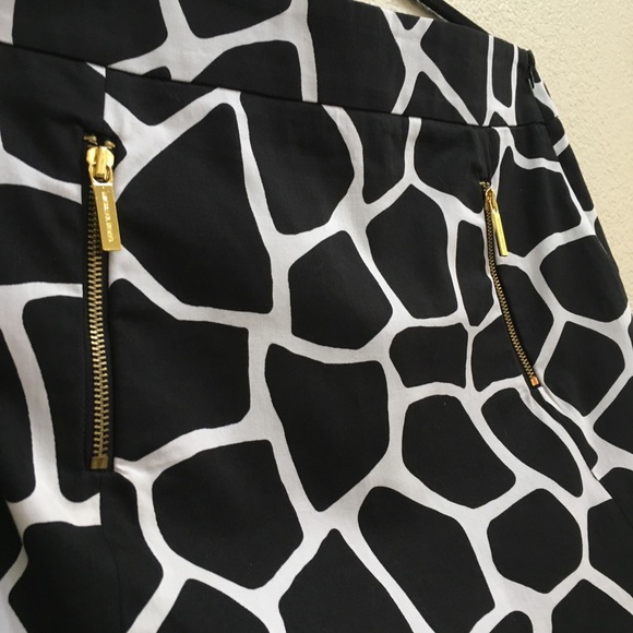 Michael Kors Black and White Giraffe Print Mini Cotton Skirt Gold Zippers 8P - Picture 4 of 6